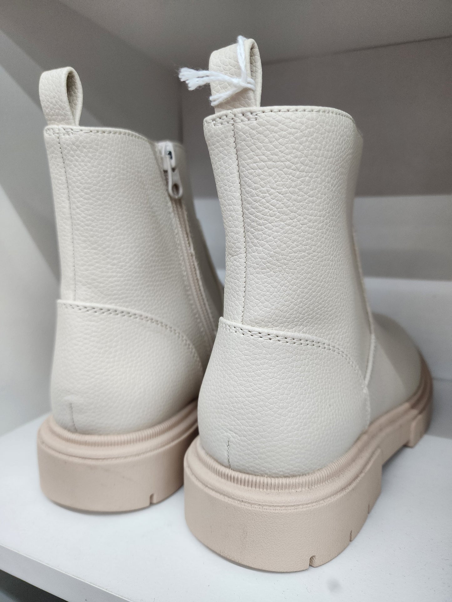 Art Class Chelsea Boots White, Size 5 (7W)
