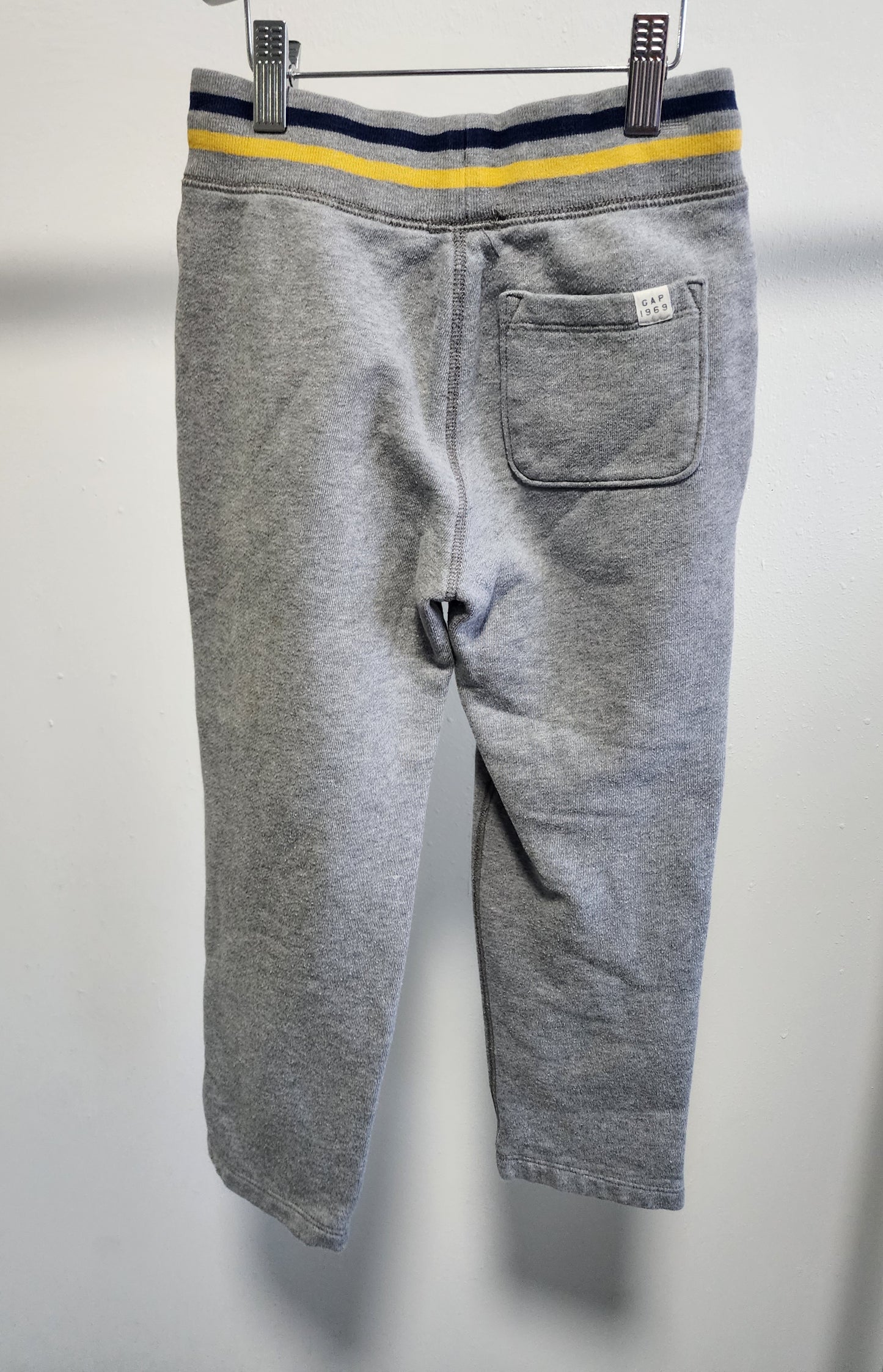 Gap grey sweat pants, size S (6/7 kids)