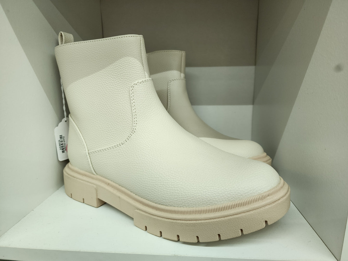 Art Class Chelsea Boots White, Size 5 (7W)