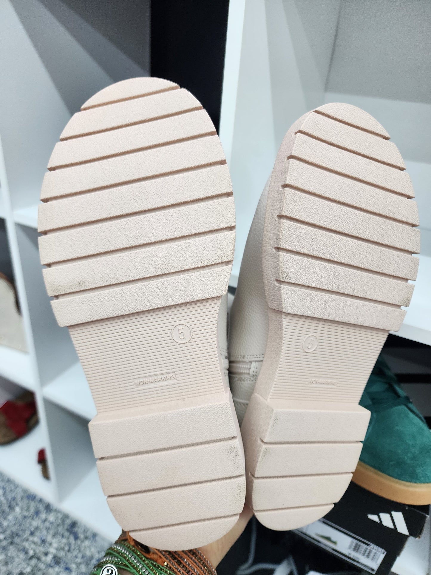 Art Class Chelsea Boots White, Size 5 (7W)
